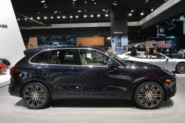 2016 Porsche Cayenne Side View