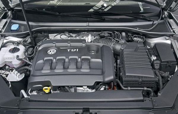 2016-Volkswagen-Passat-Engine