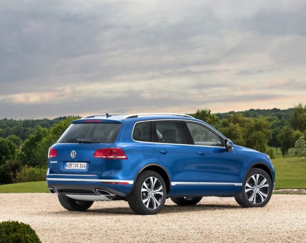 2016 Volkswagen Touareg Side View